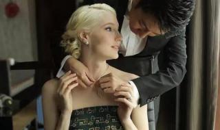 撒贝宁一家四口就餐