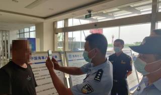 男子用木板横渡长江