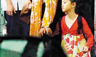 毛阿敏一家子的合照